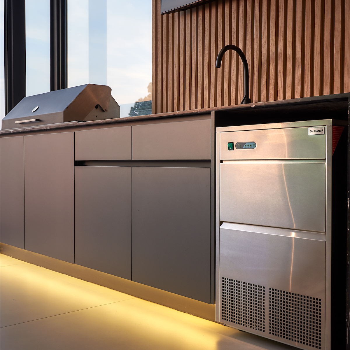 SnoMaster – 50Kg/24Hr Plumbed-In Bullet Type Ice-Maker – Stainless Steel (SMIC-45S)
